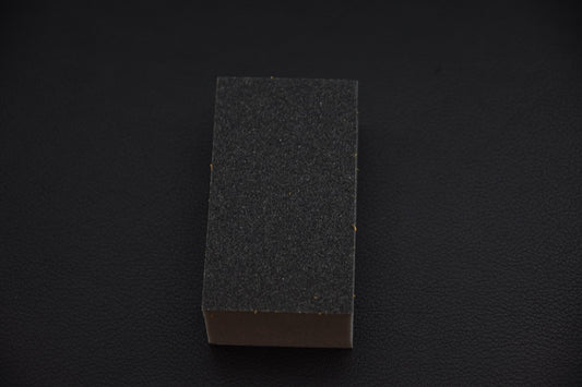 Bloc d’entretien Parker Asahi pour planche à découper et couteau japonais, vue de la face abrasive noire.
