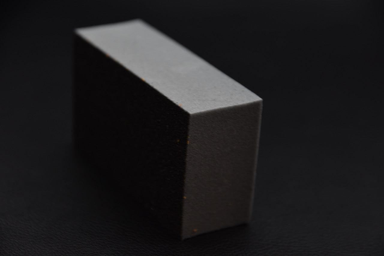 Accessoire Parker Asahi pour planche et couteau japonais, vue inclinée des surfaces noire et grise.