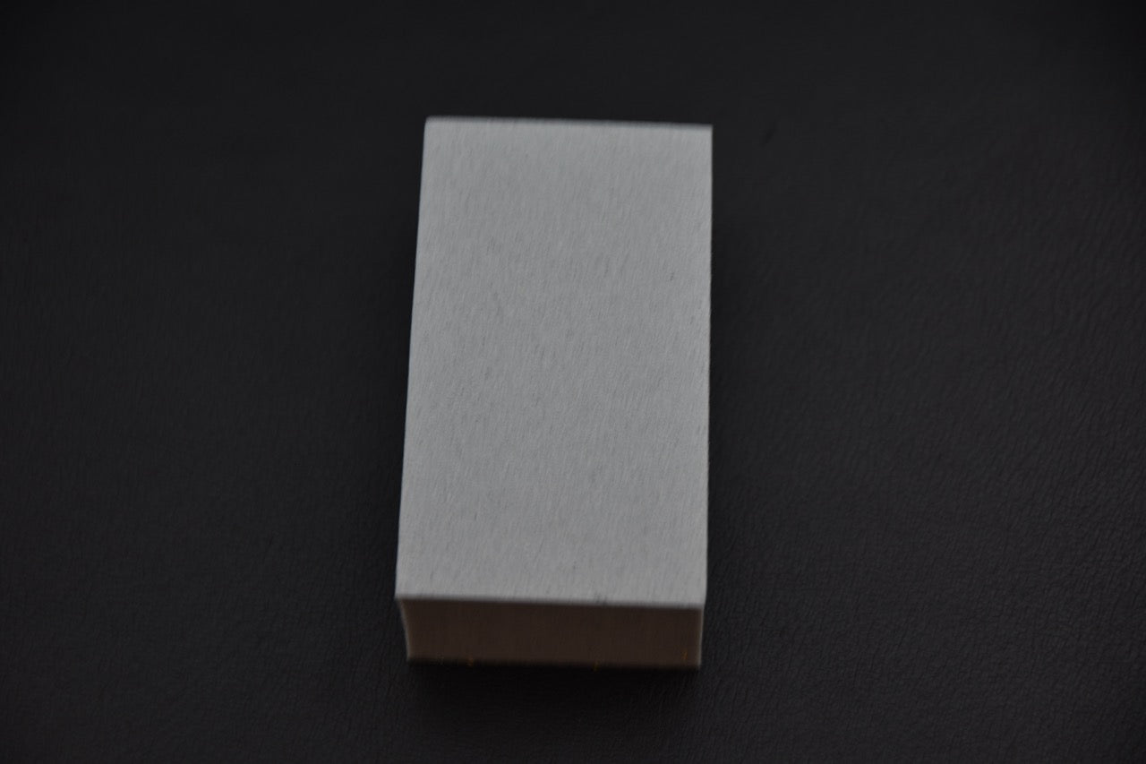 Bloc Parker Asahi pour entretenir une planche utilisée avec un couteau japonais, vue de la face grise.