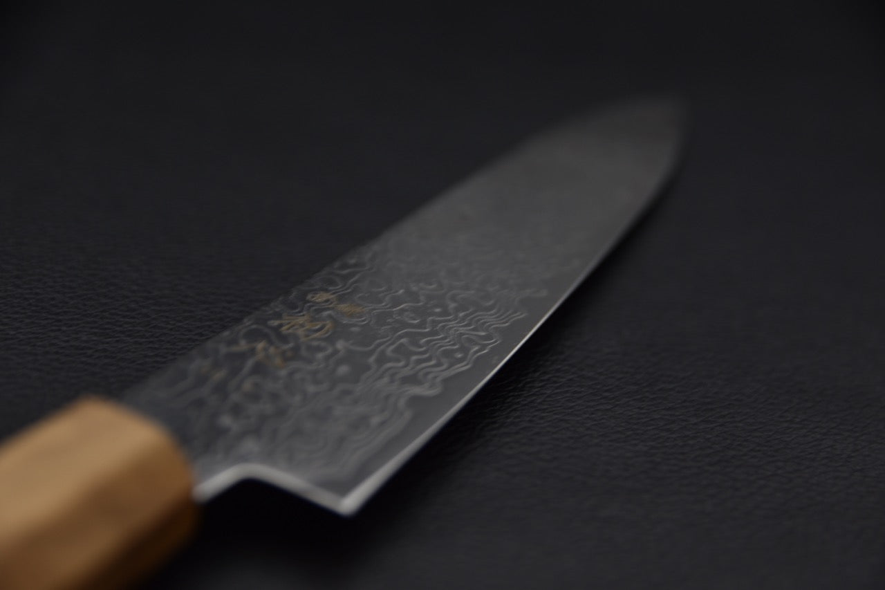 Gros plan sur le motif damassé de la lame SG2 évoquant la glace dérivante