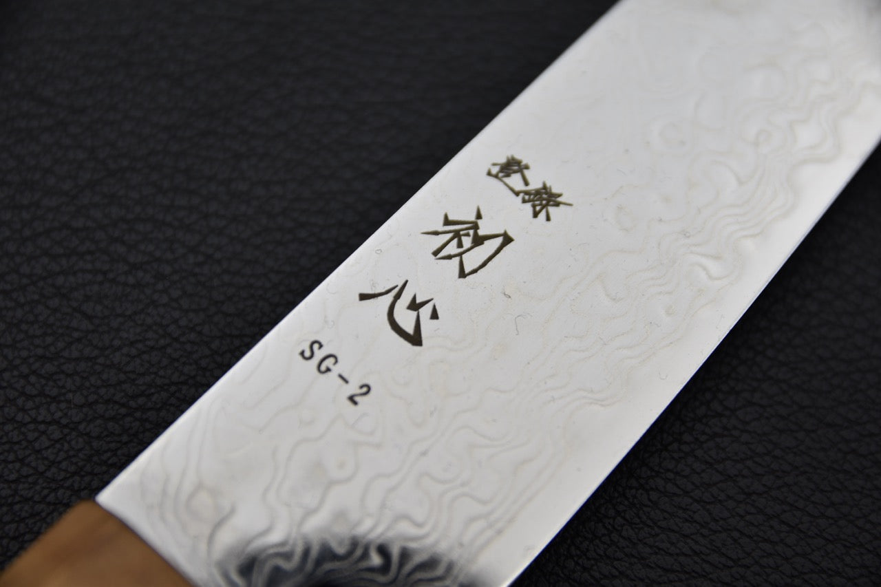 Gravure sur la lame indiquant "SG2" et les kanji Ryuhyo
