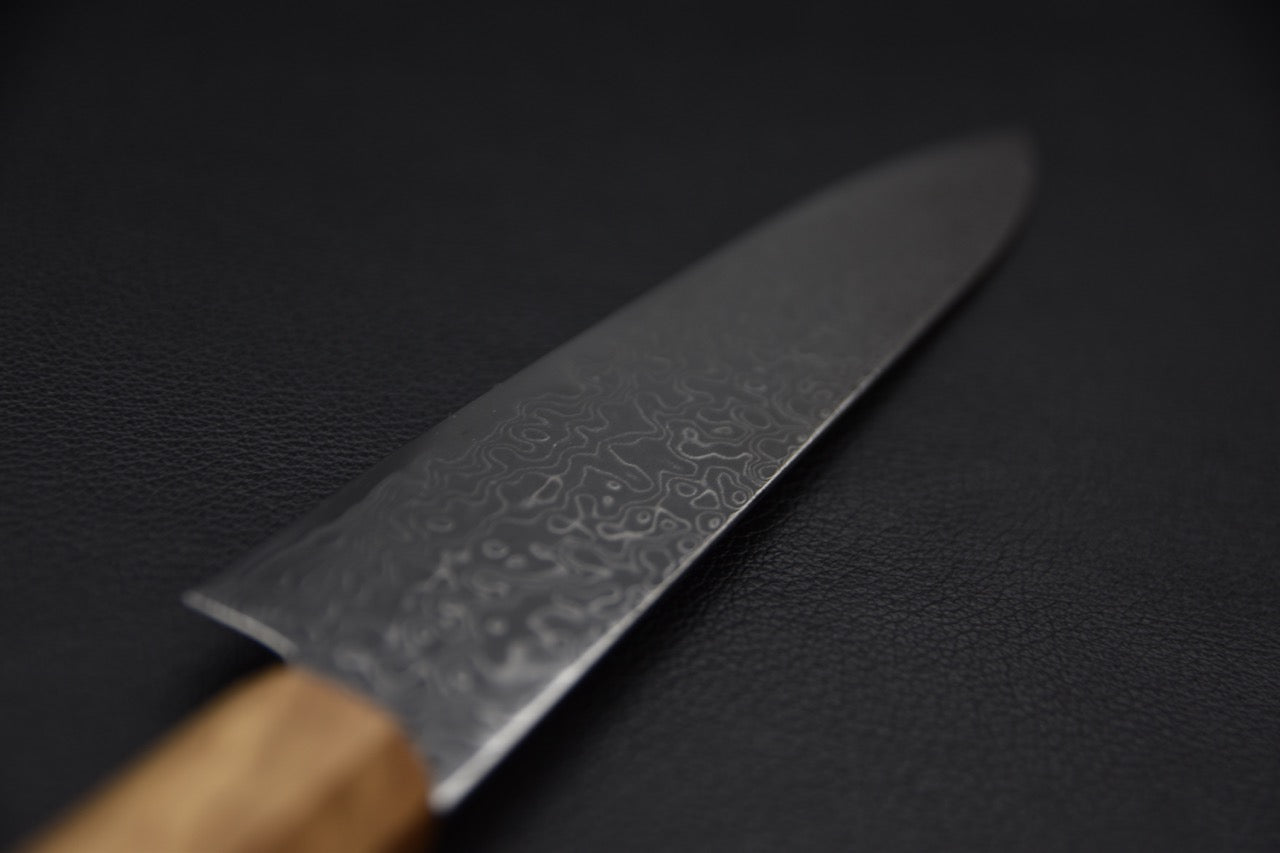 Zoom artistique sur la texture du motif damassé en lumière tamisée