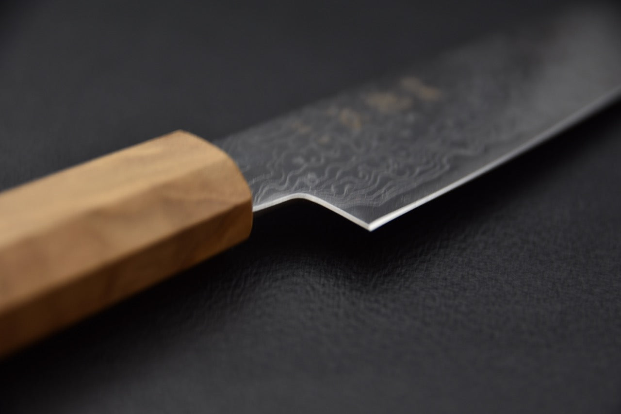 Détail de la jonction entre la lame et le manche en bois