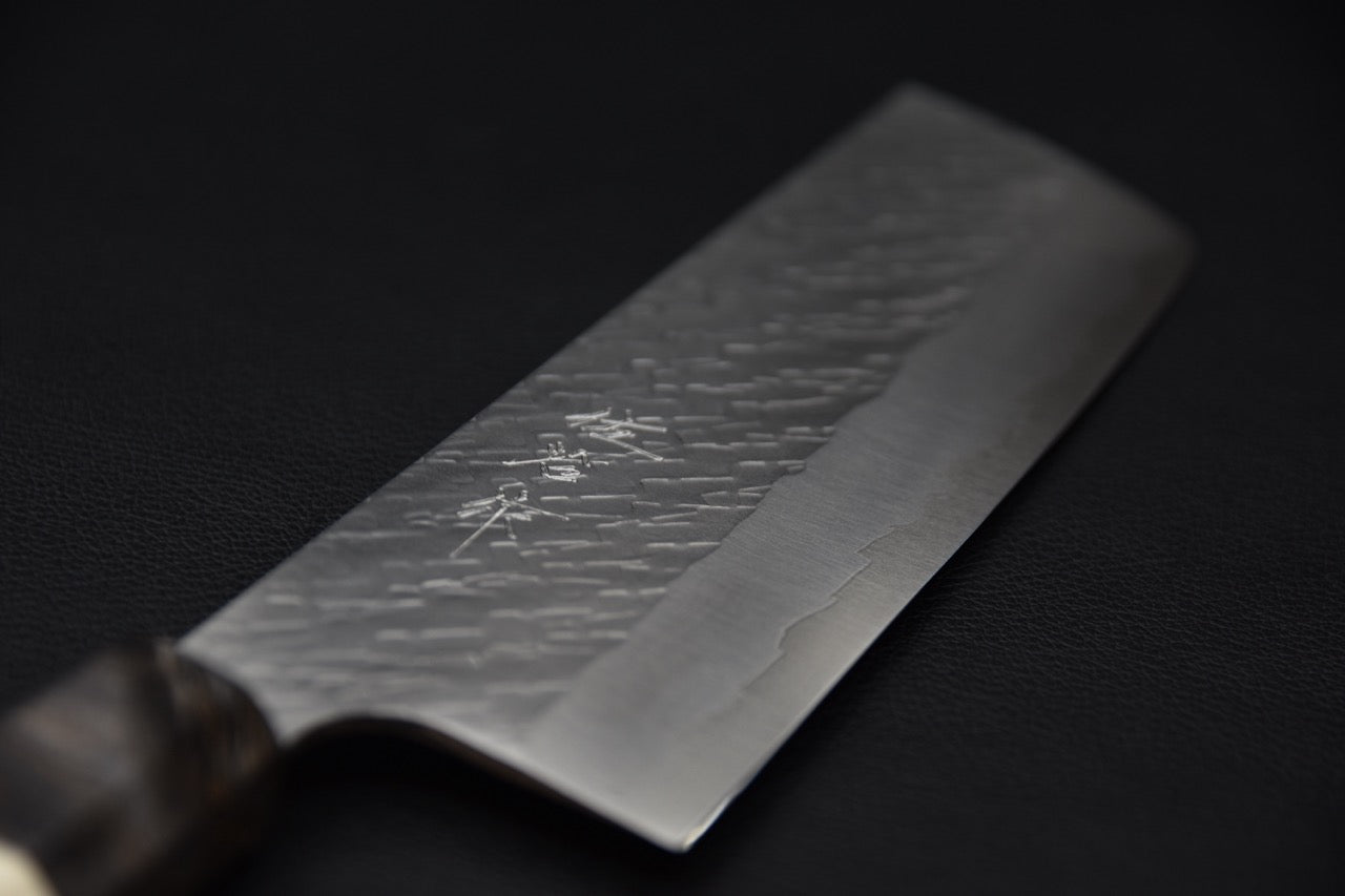 Détail de la lame du couteau japonais Nakiri Saji Hamono STRIX avec gravure et texture tsuchime.