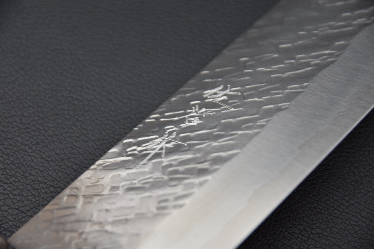 Gravure japonaise sur la lame du couteau japonais Nakiri Saji Hamono STRIX SG2.