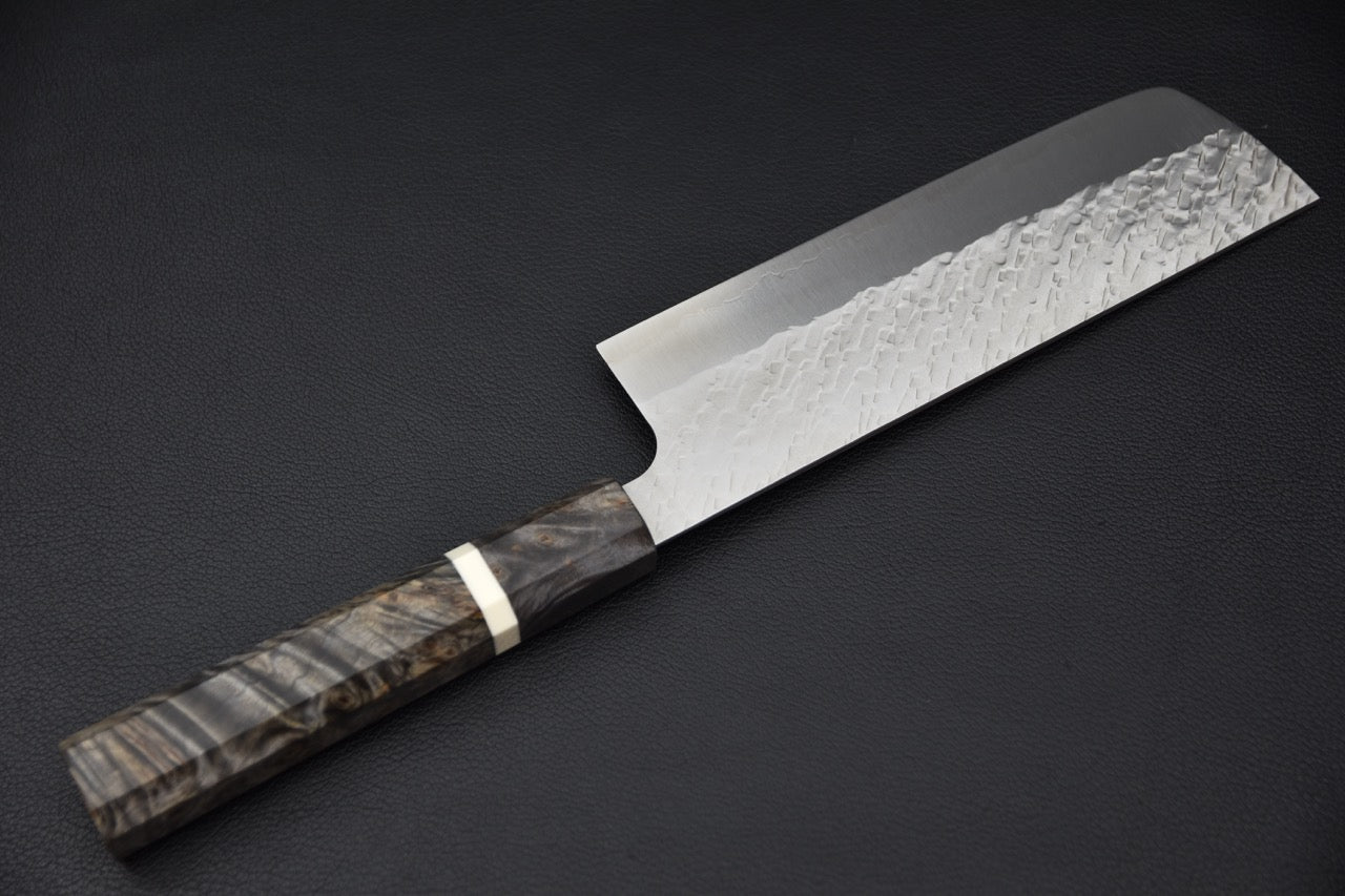 Vue d’ensemble du couteau japonais Nakiri Saji Hamono STRIX, finition martelée et manche en bouleau stabilisé.