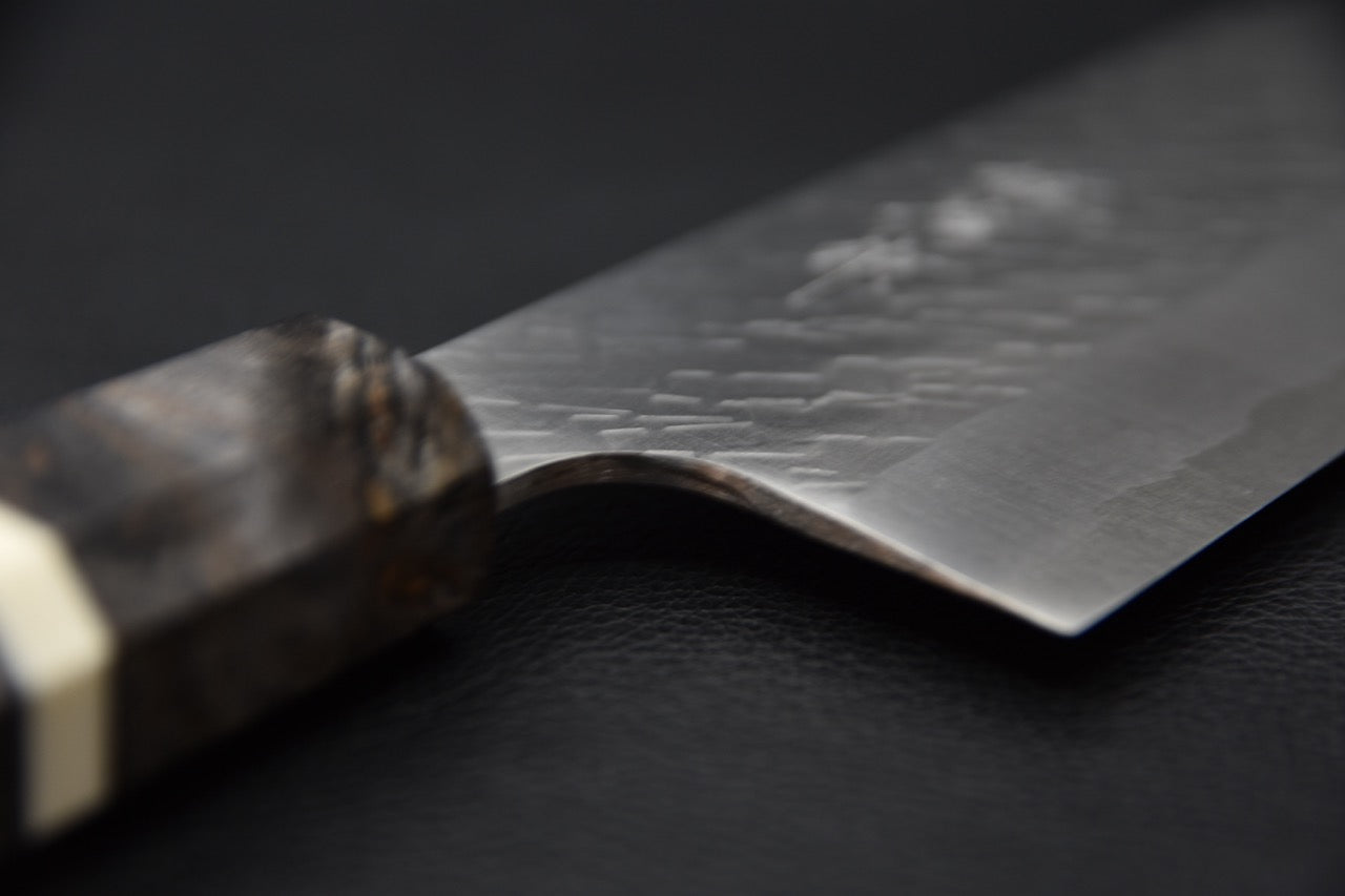 Courbe entre la lame et le manche du couteau japonais Nakiri Saji Hamono STRIX SG2.