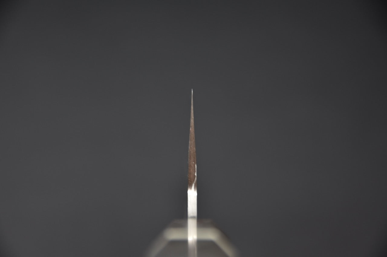 Profil du couteau japonais Nakiri Saji Hamono STRIX vu de face, montrant l’épaisseur fine de la lame.