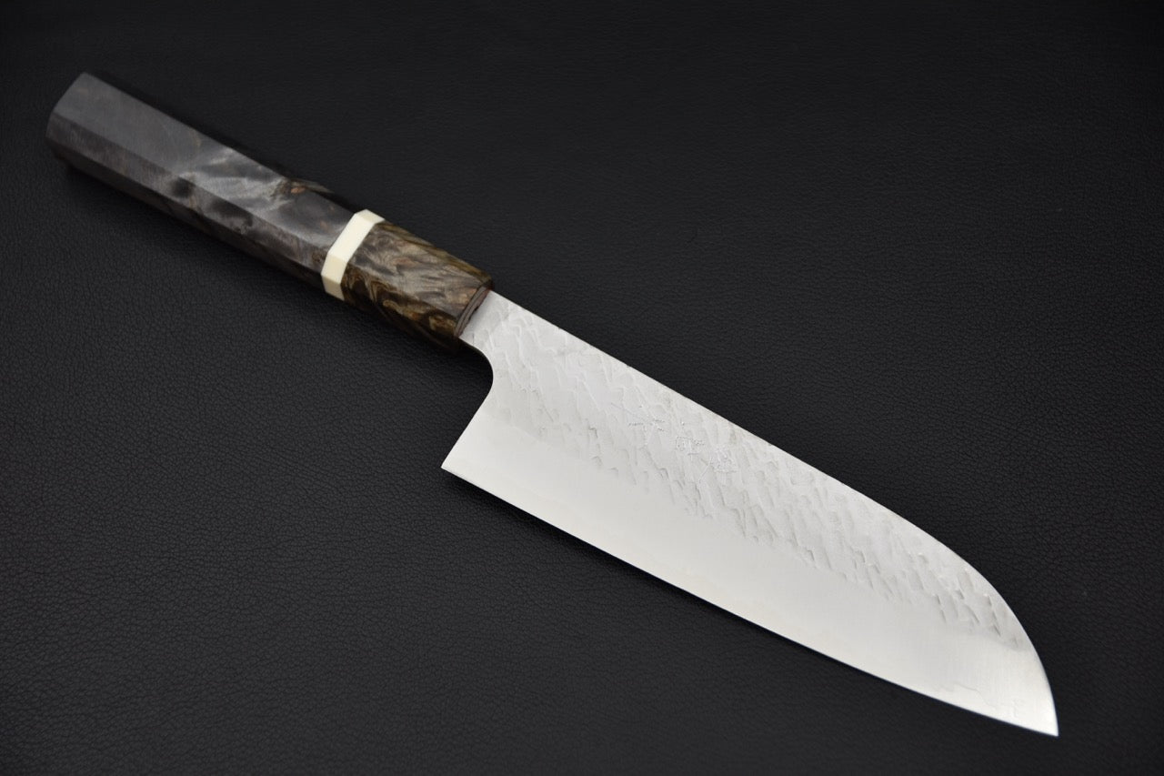 Couteau japonais Santoku Saji Hamono STRIX Tsuchime, lame martelée et manche en bois stabilisé, vue complète.