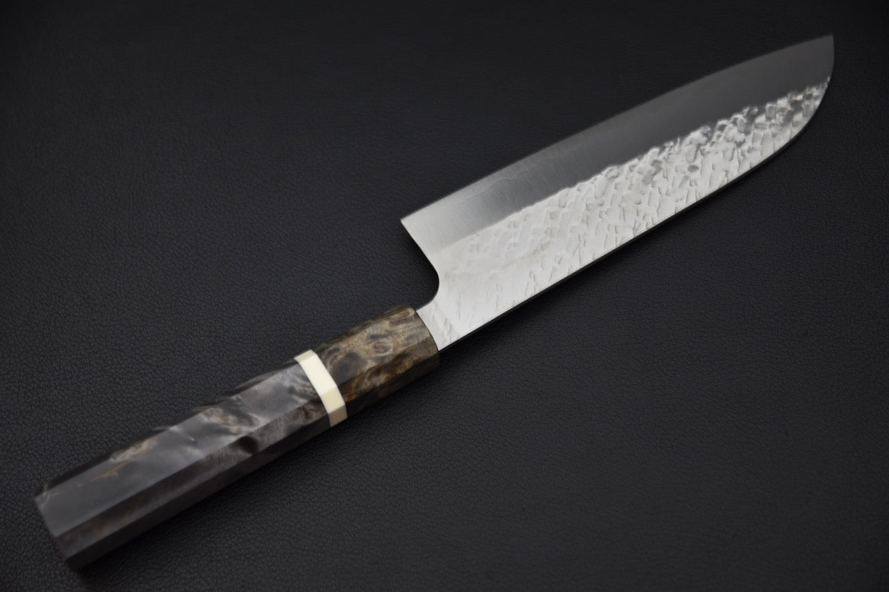 Vue diagonale du couteau japonais Saji Hamono STRIX Tsuchime montrant la lame et le manche.