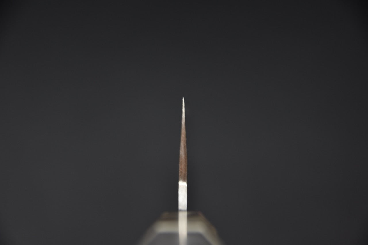 Profil avant du couteau japonais Santoku Saji Hamono STRIX Tsuchime montrant l’épaisseur de la lame.