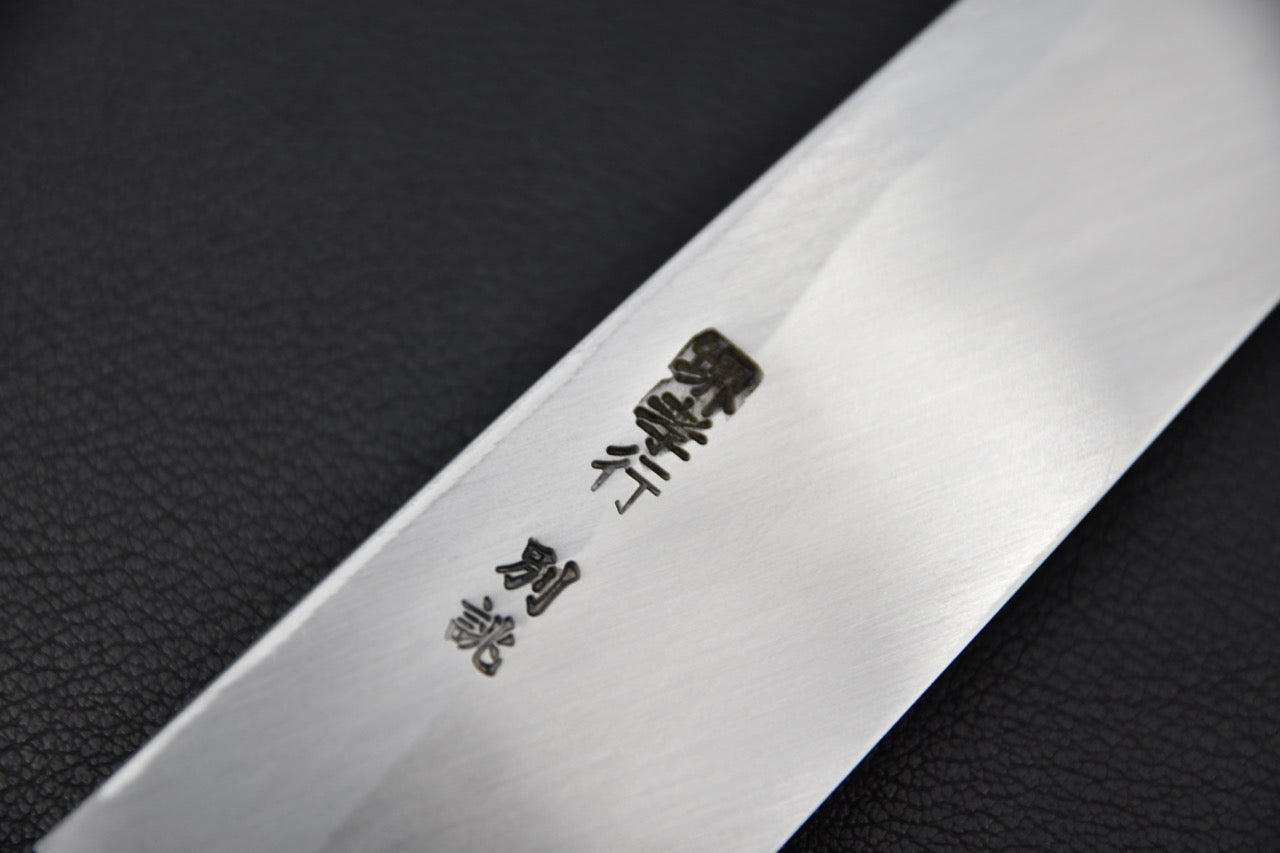 Gravure kanji sur lame polie de couteau japonais yanagiba Sakai Takayuki Tokucho