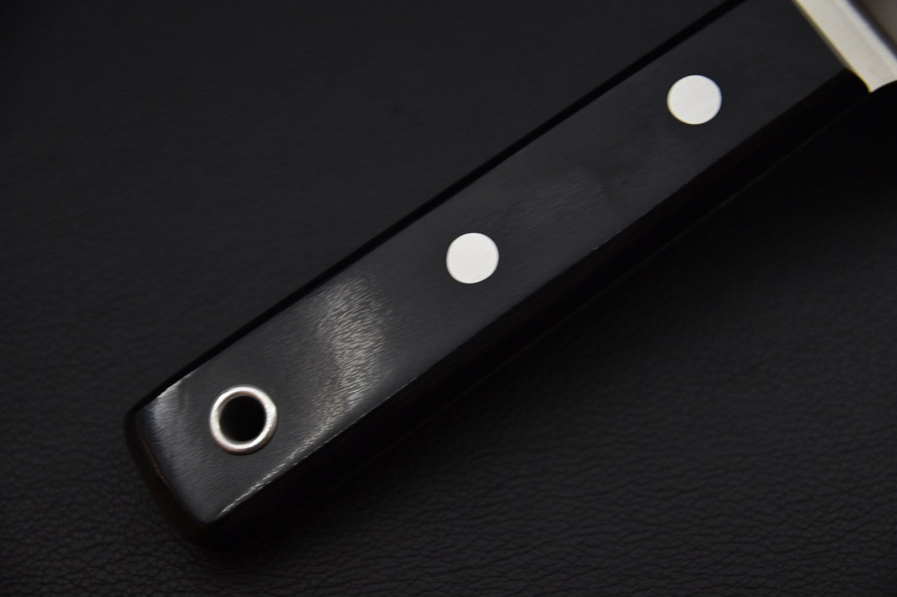 Détail du manche noir riveté de la spatule Sekishin GTU-02 avec œillet de suspension, accessoire japonais pour couteau japonais.