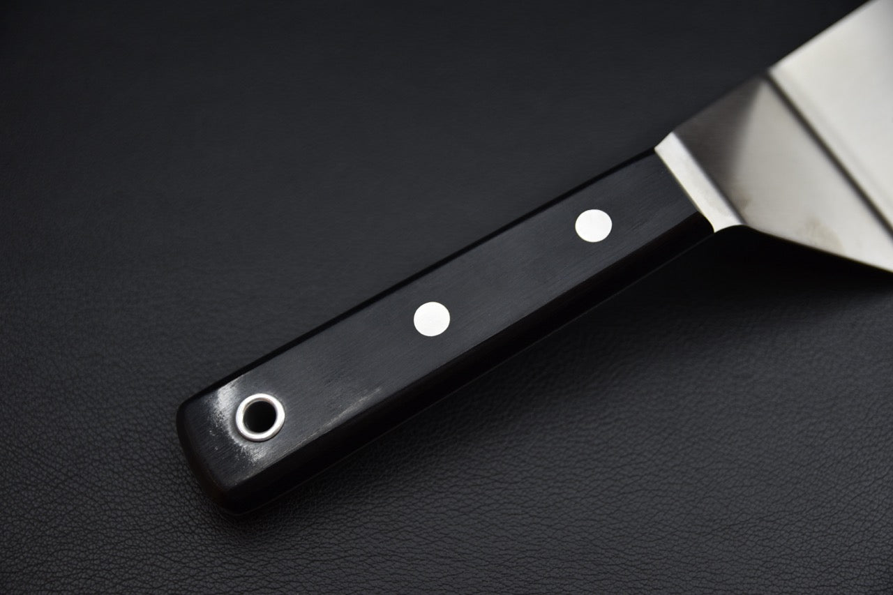 Spatule japonaise Sekishin GTU-03 vue complète avec palette inoxydable de 151 x 75 mm, accessoire pour couteau japonais — Stay Sharp Montréal.