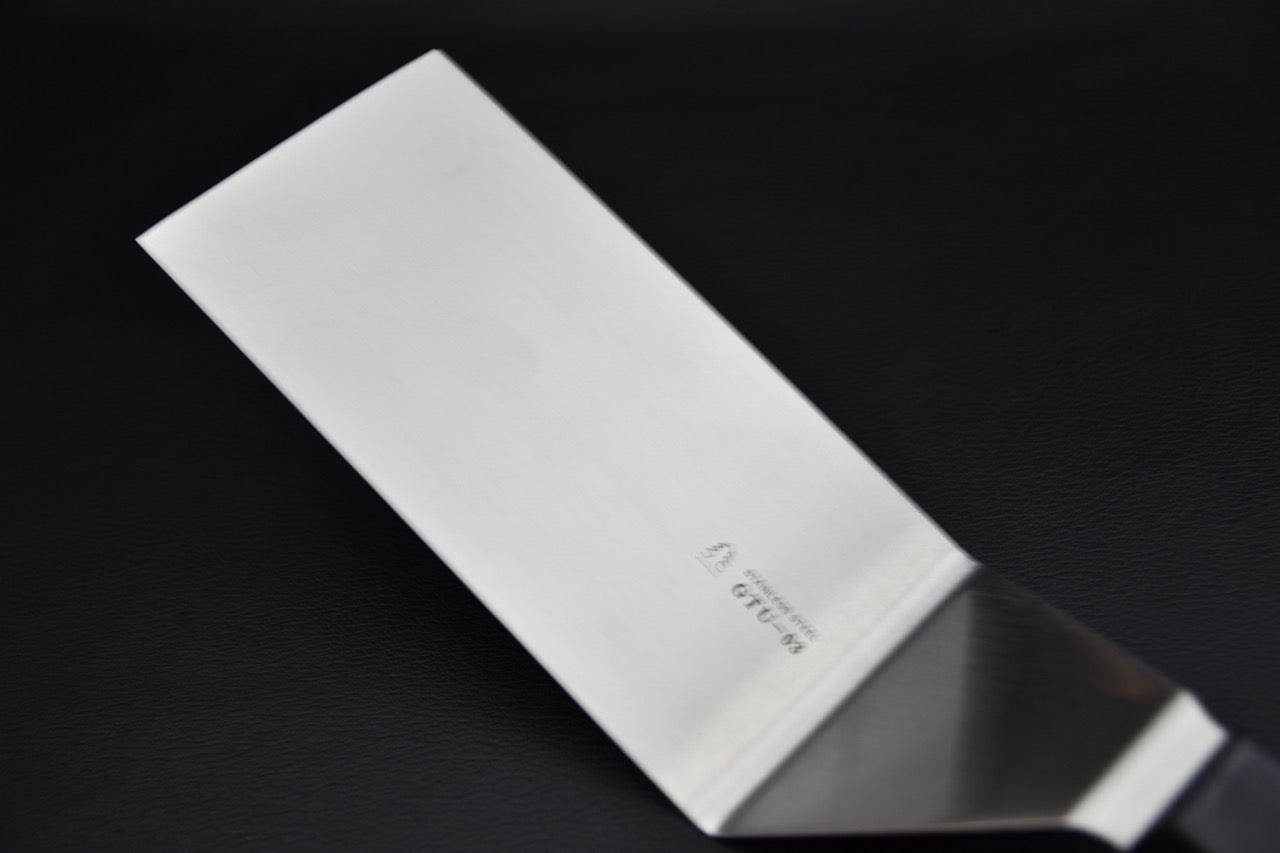 Spatule Sekishin GTU-03, gros plan sur la palette rectangulaire satinée en acier inoxydable, accessoire pour couteau japonais — Stay Sharp Montréal.