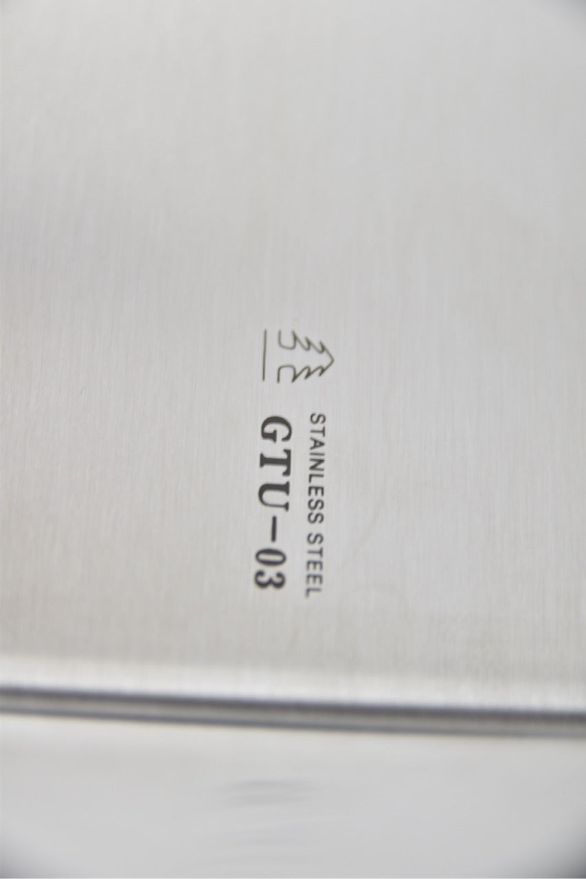 Détail du marquage Stainless Steel GTU-03 sur la spatule japonaise Sekishin, accessoire pour couteau japonais — Stay Sharp Montréal.