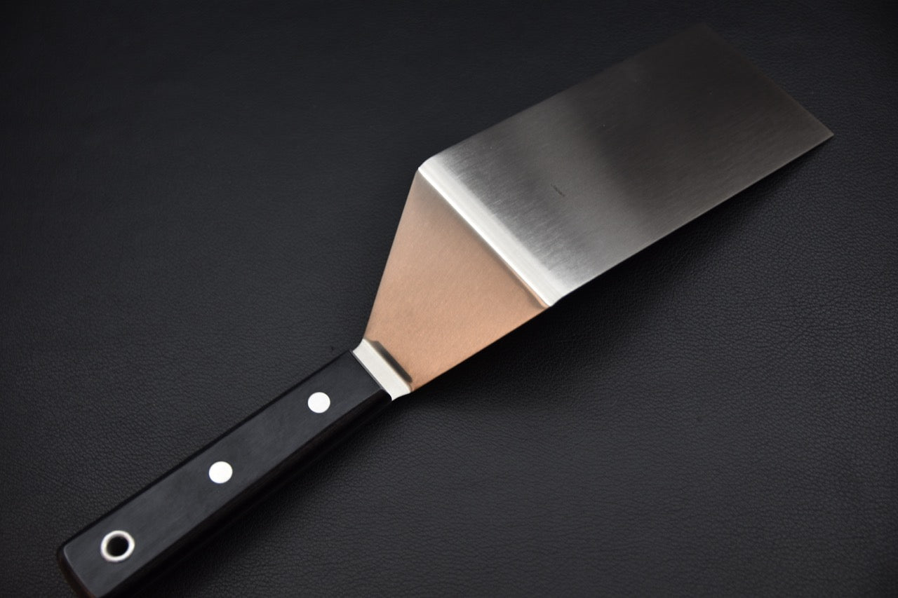 Spatule japonaise Sekishin GTU-03 vue arrière avec palette pleine et manche noir riveté, accessoire pour couteau japonais — Stay Sharp Montréal.
