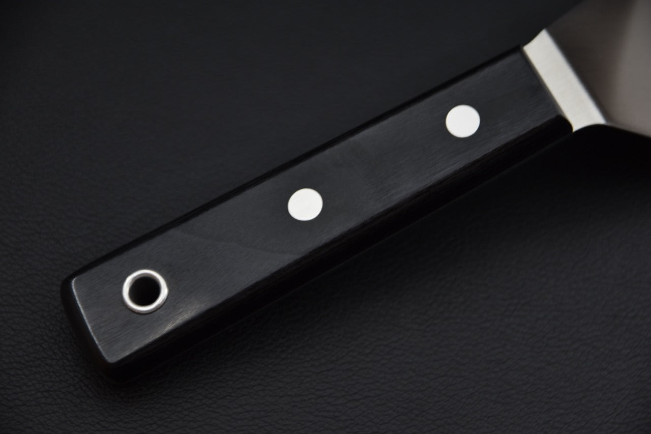 Vue complète de la spatule GTU-04 en acier inoxydable avec manche noir — accessoire de cuisine pour couteau japonais.