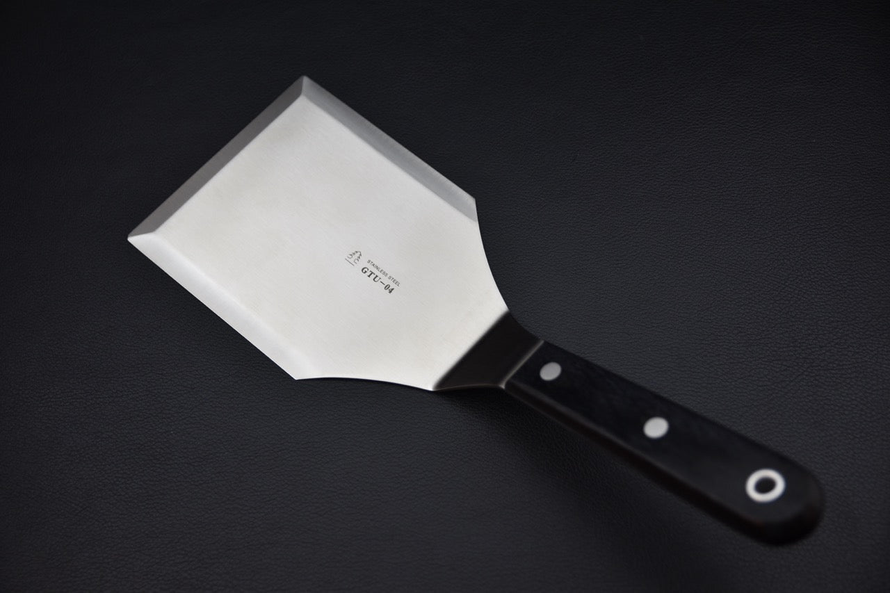 Détail du manche noir riveté de la spatule GTU-04 en acier inoxydable — accessoire pour couteau japonais, Stay Sharp Montréal.