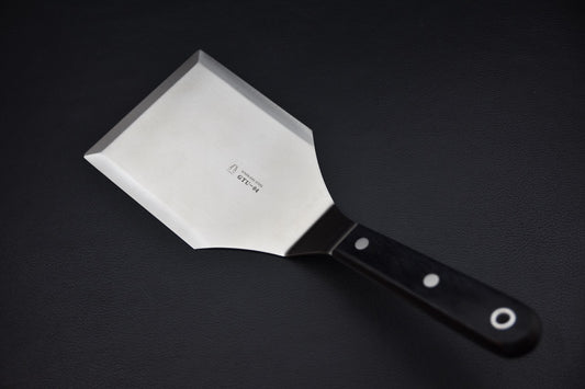Détail du manche noir riveté de la spatule GTU-04 en acier inoxydable — accessoire pour couteau japonais, Stay Sharp Montréal.