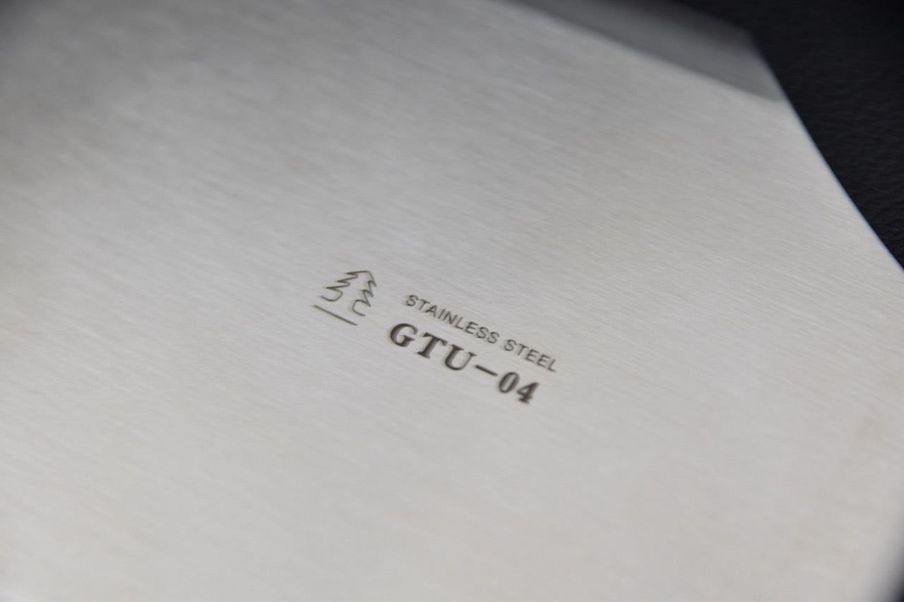 Détail du marquage GTU-04 Stainless Steel sur la spatule — accessoire pour couteau japonais, Stay Sharp Montréal.