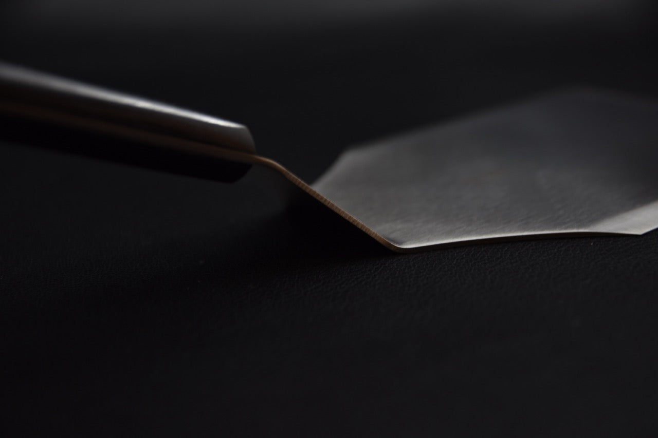 Vue de profil de la spatule GTU-04 montrant l’angle du plat et l’épaisseur de la palette — accessoire pour couteau japonais.