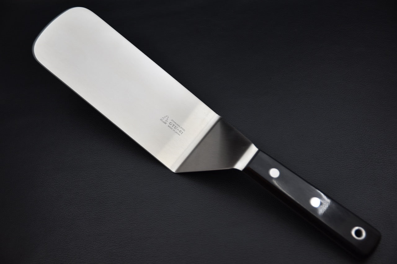 Spatule japonaise Sekishin GTU-01 en acier inoxydable avec palette de 180 x 75 mm et manche noir — Stay Sharp couteau japonais.