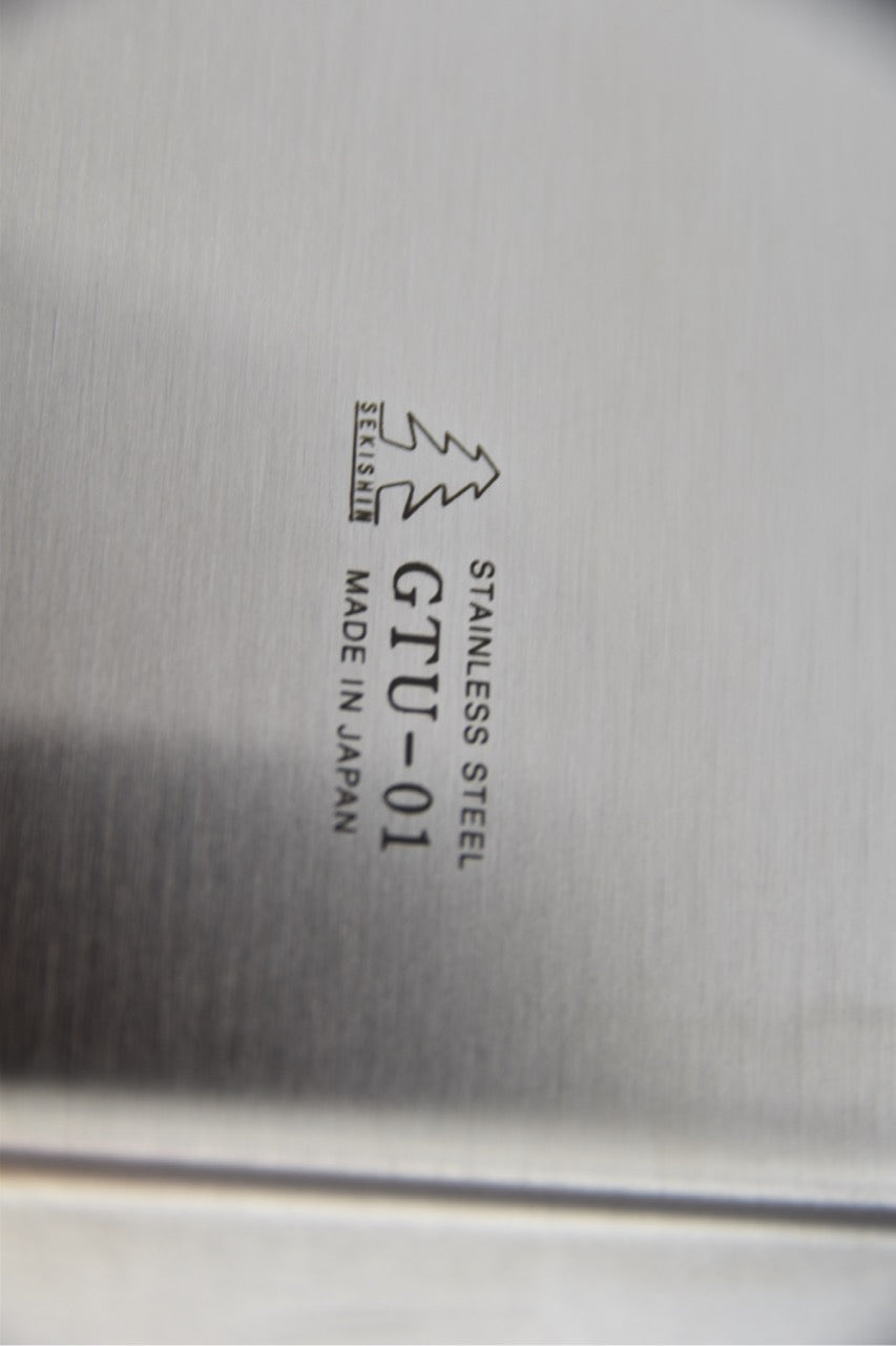 Détail du marquage Sekishin GTU-01 Stainless Steel Made in Japan sur la spatule japonaise — Stay Sharp couteau japonais.