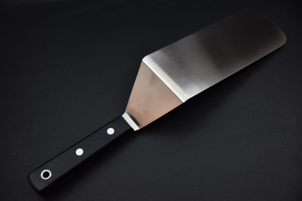 Vue arrière de la spatule japonaise Sekishin GTU-01 avec col décalé et manche noir riveté — Stay Sharp couteau japonais Montréal.