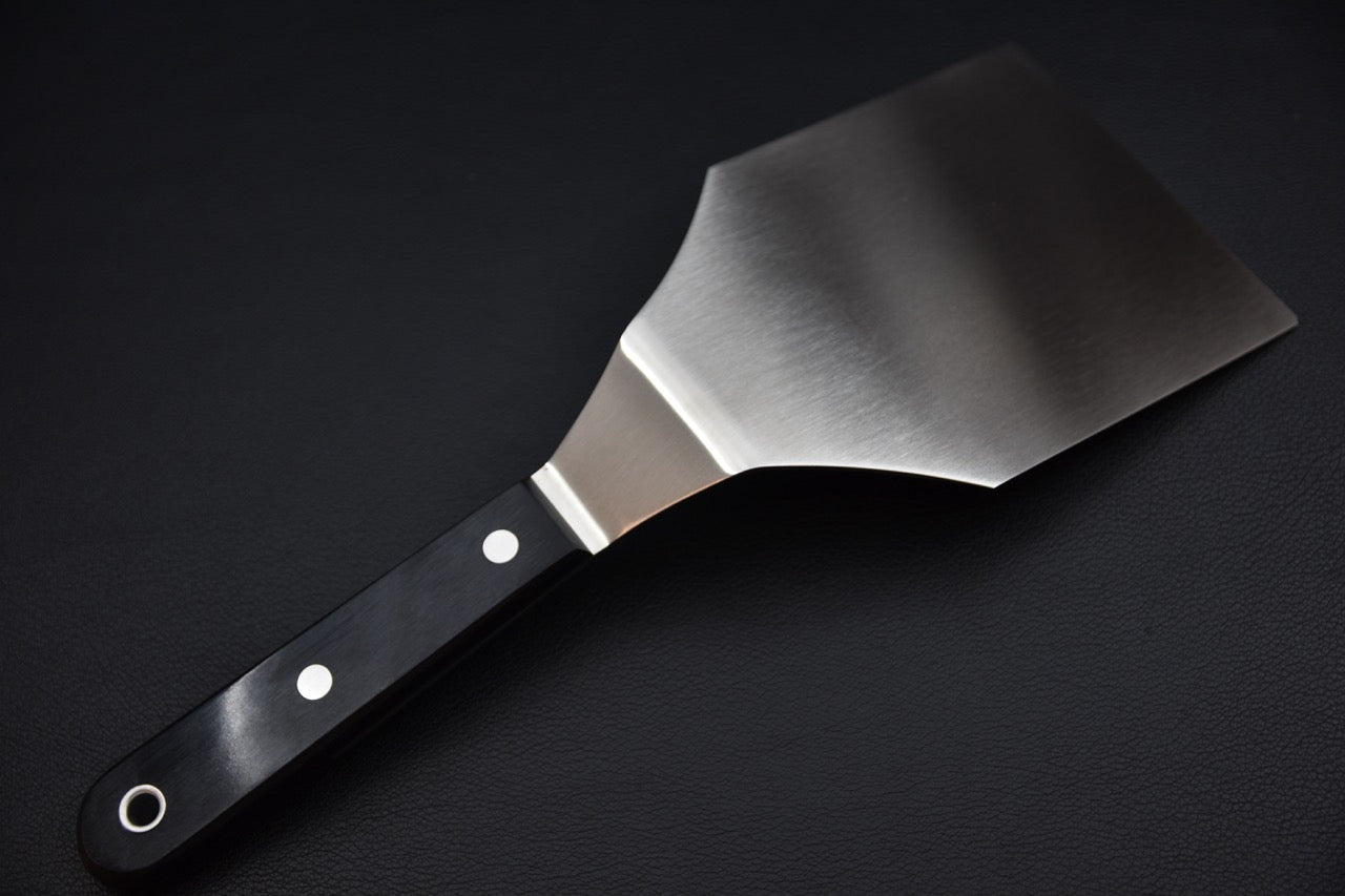 Vue complète de la spatule japonaise Sekishin GTU-05 avec palette de 77 mm en acier inoxydable et manche noir.