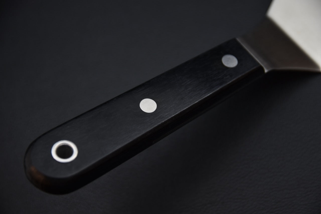Détail du manche noir riveté de la spatule Sekishin GTU-05 avec œillet de rangement — accessoire couteau japonais.