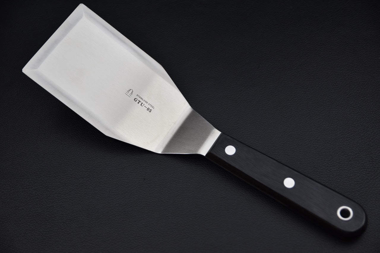 Spatule japonaise Sekishin GTU-05 en acier inoxydable avec palette large et manche noir — accessoire pour couteau japonais.