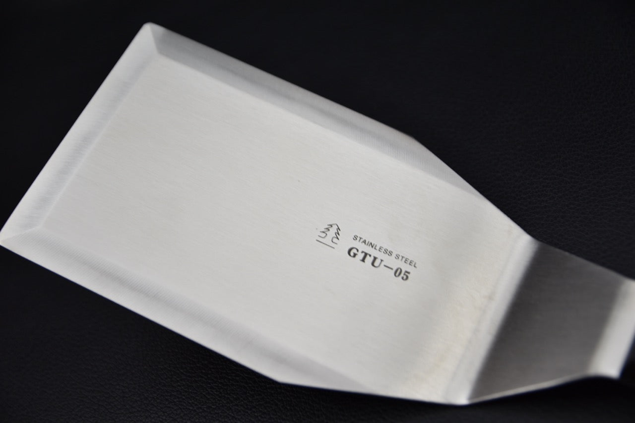 Détail de la palette satinée de la spatule Sekishin GTU-05 avec rebords amincis — accessoire pour couteau japonais.