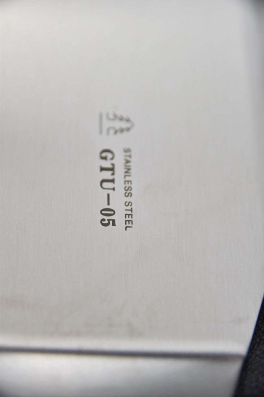 Marquage Stainless Steel GTU-05 sur la palette de la spatule japonaise Sekishin — accessoire couteau japonais.