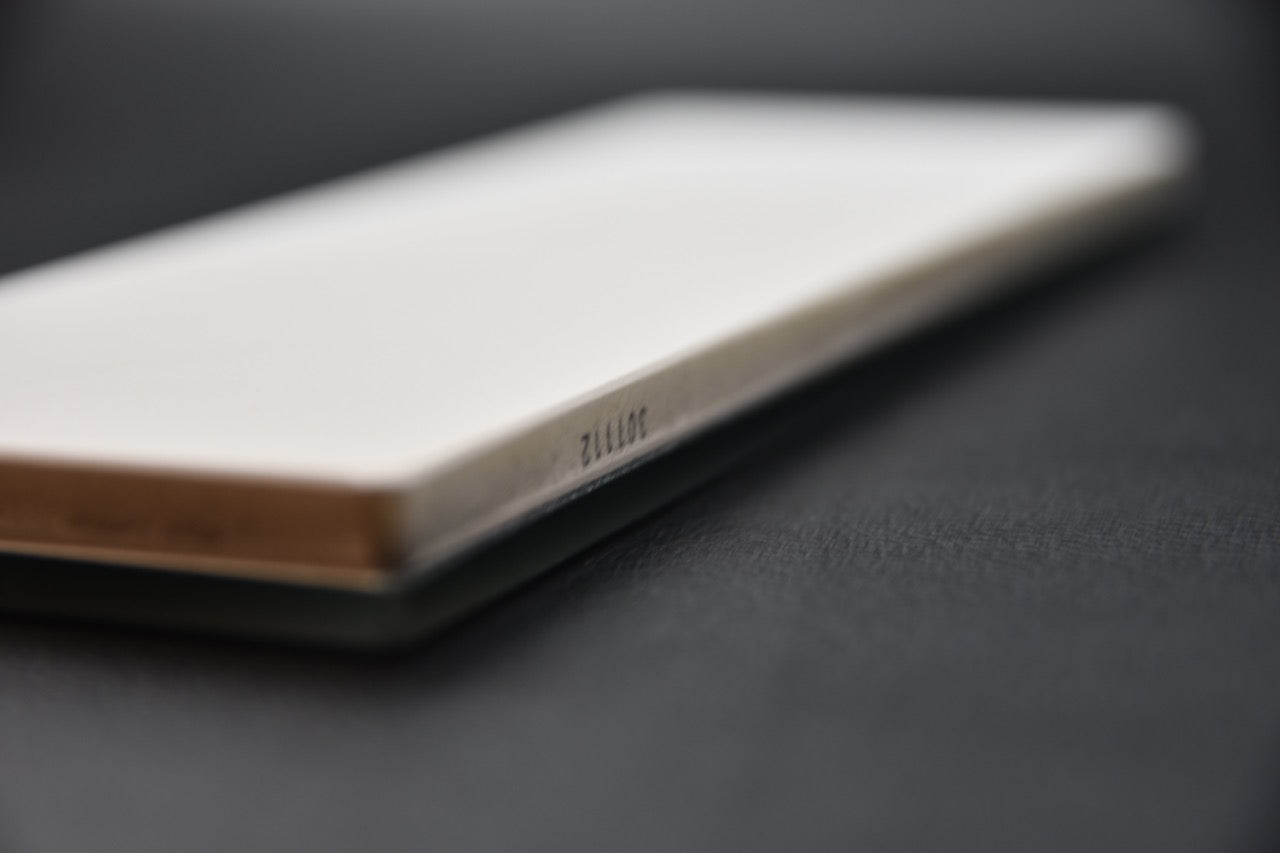 Tranche latérale de la pierre Shapton Glass montrant sa structure en verre – couteau japonais

