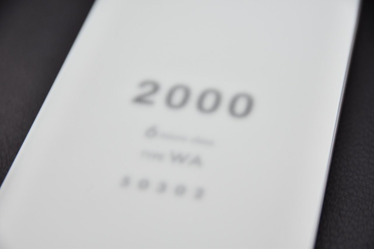 Détail du marquage "2000" sur la surface de la pierre à aiguiser japonaise Shapton.

