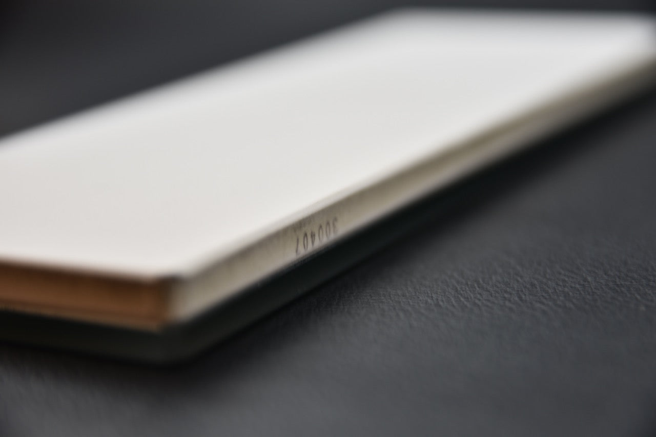 Zoom sur le bord en verre de la pierre à aiguiser japonaise Shapton, montrant sa finesse.

