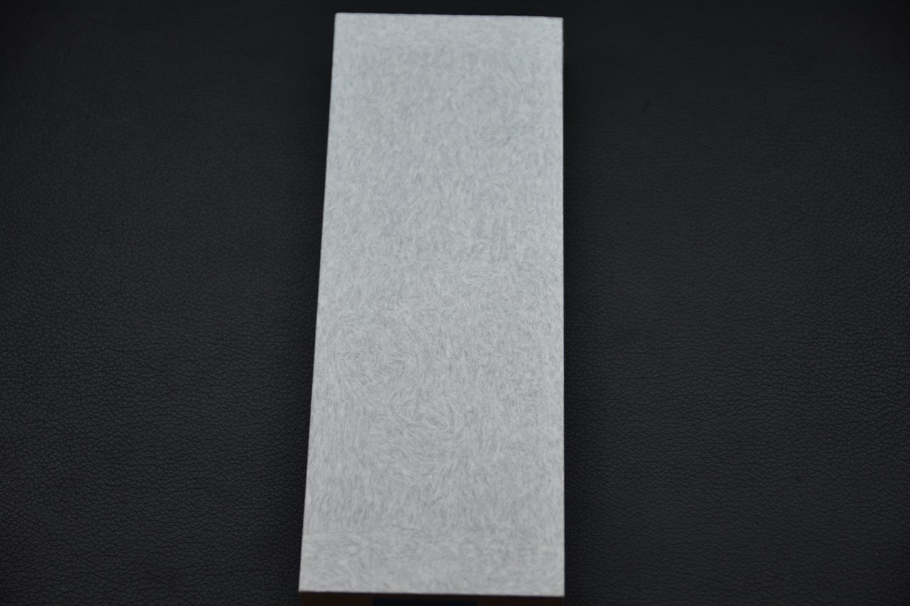 Surface texturée d’une pierre à aiguiser japonaise grain 220, modèle Shapton Glass.

