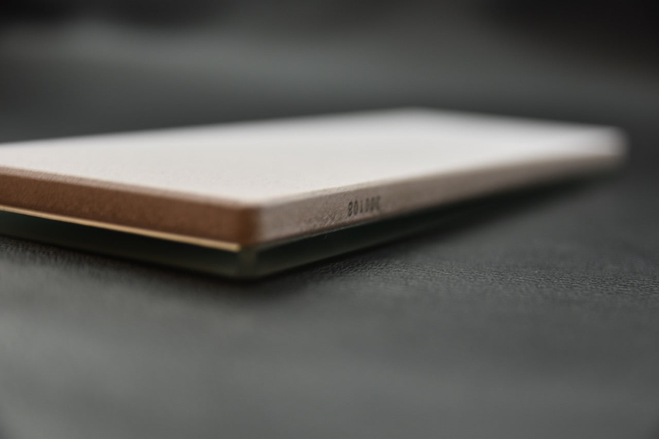 Tranche de la pierre à aiguiser japonaise Shapton Glass #220 avec base en verre trempé.

