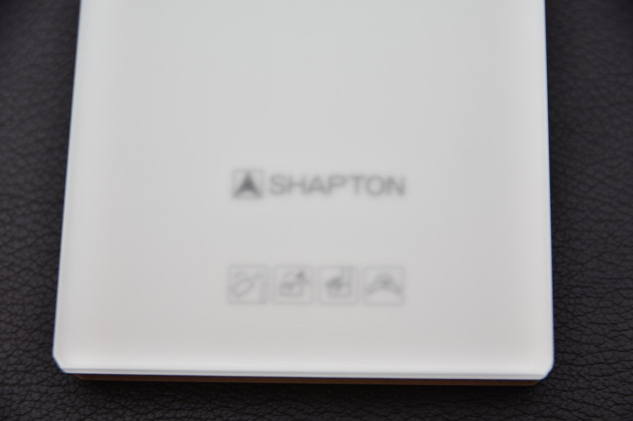 Pierre à aiguiser japonaise Shapton Glass avec finition blanche et base en verre.


