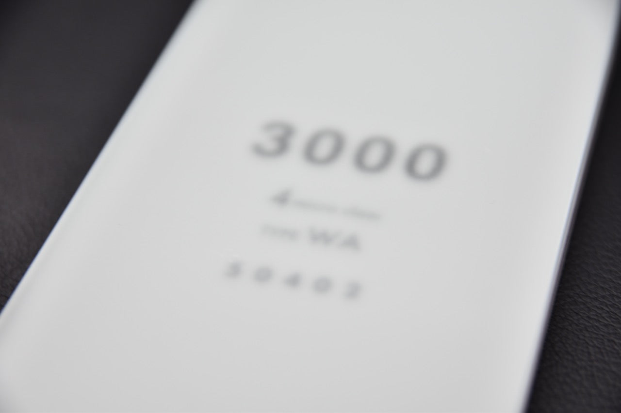 Couteau japonais – gros plan sur l’inscription Shapton Glass #3000 au centre de la pierre.


