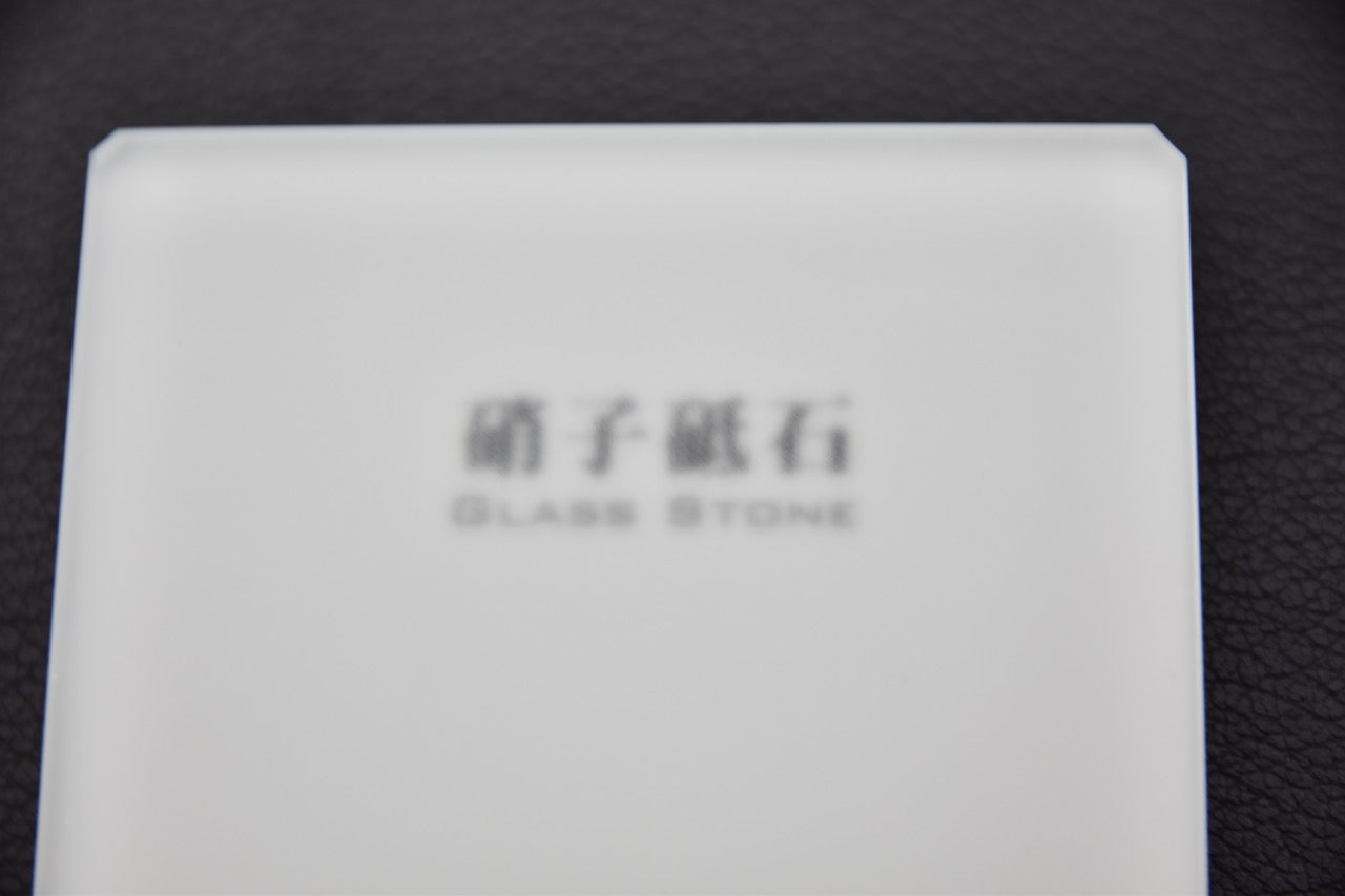 Logo Shapton sur une pierre à aiguiser #3000 pour couteau japonais, détail du coin inférieur.

