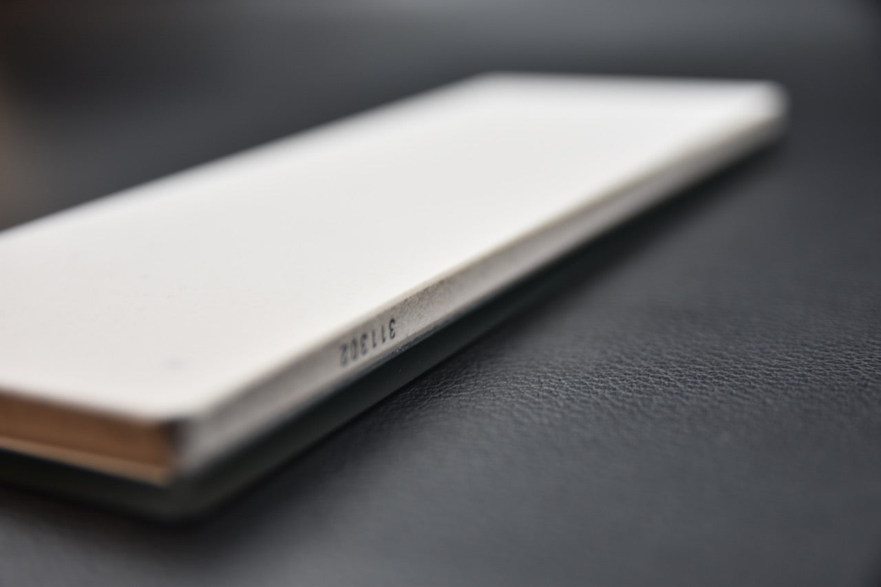 Profil mince de la pierre à aiguiser japonaise Shapton Glass avec base en verre visible

