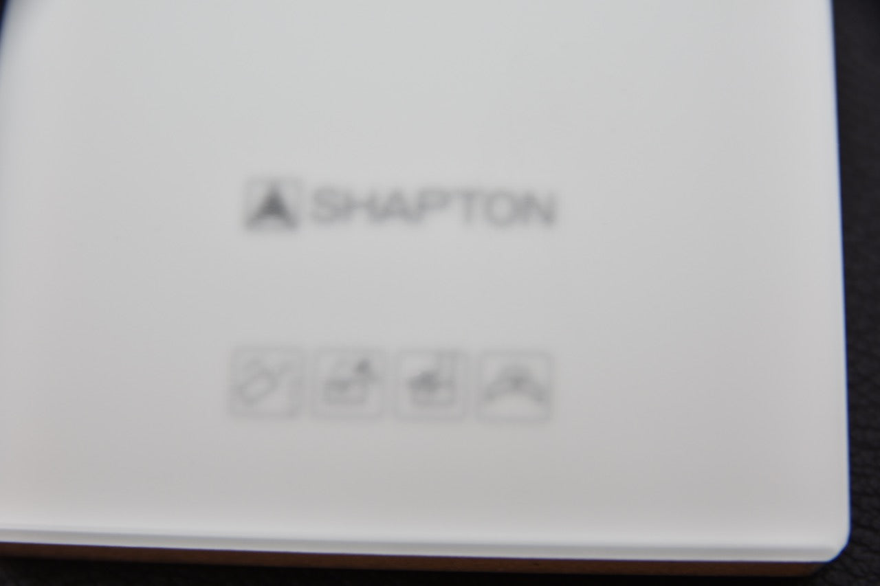 Logo Shapton en bas de la pierre japonaise Glass Stone, texture satinée

