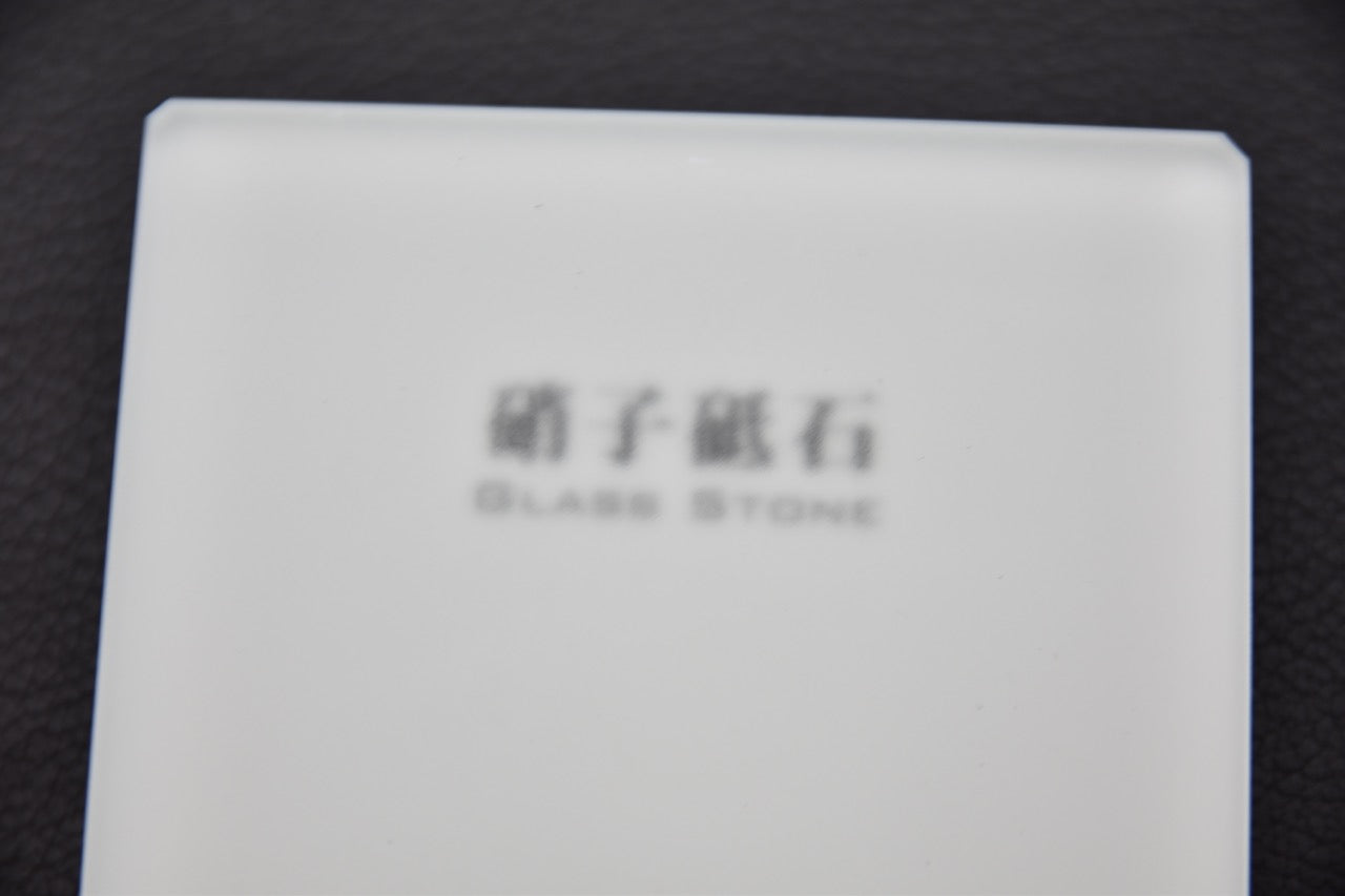 Gros plan de la pierre Shapton Glass #500 montrant le grain et l'étiquette japonaise.

