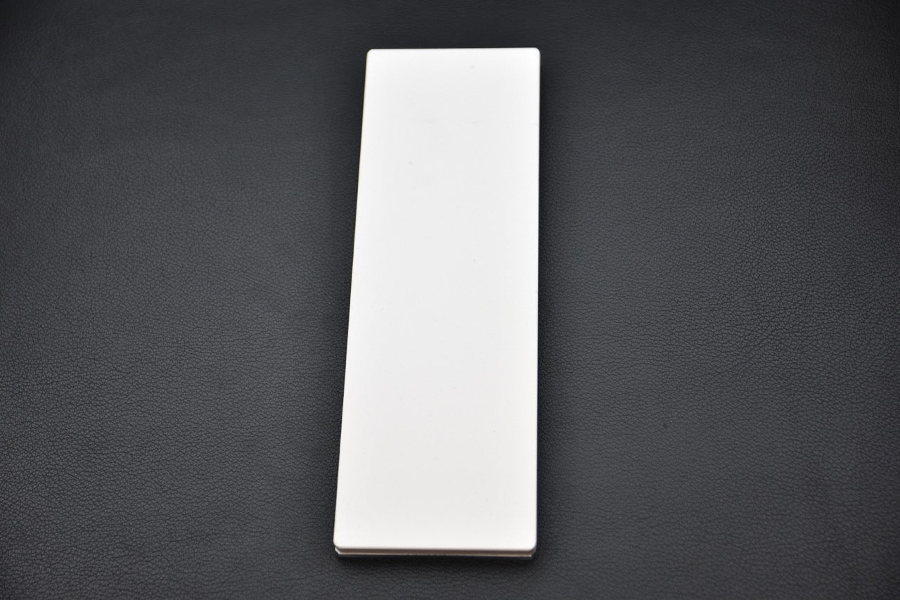 Couteau japonais – pierre Shapton Glass #500 en détail, fond noir élégant.

