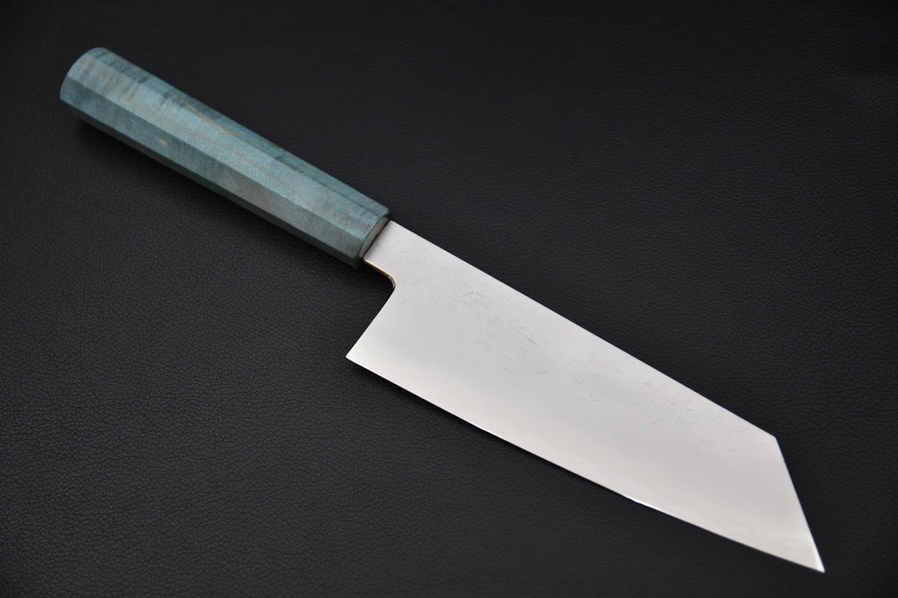Couteau japonais Bunka 180mm lame acier SG2 poli avec motif tsuchime et manche bleu.