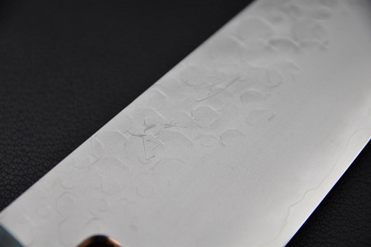 Détail de la gravure et du poli miroir sur la lame de ce couteau japonais Bunka SG2.