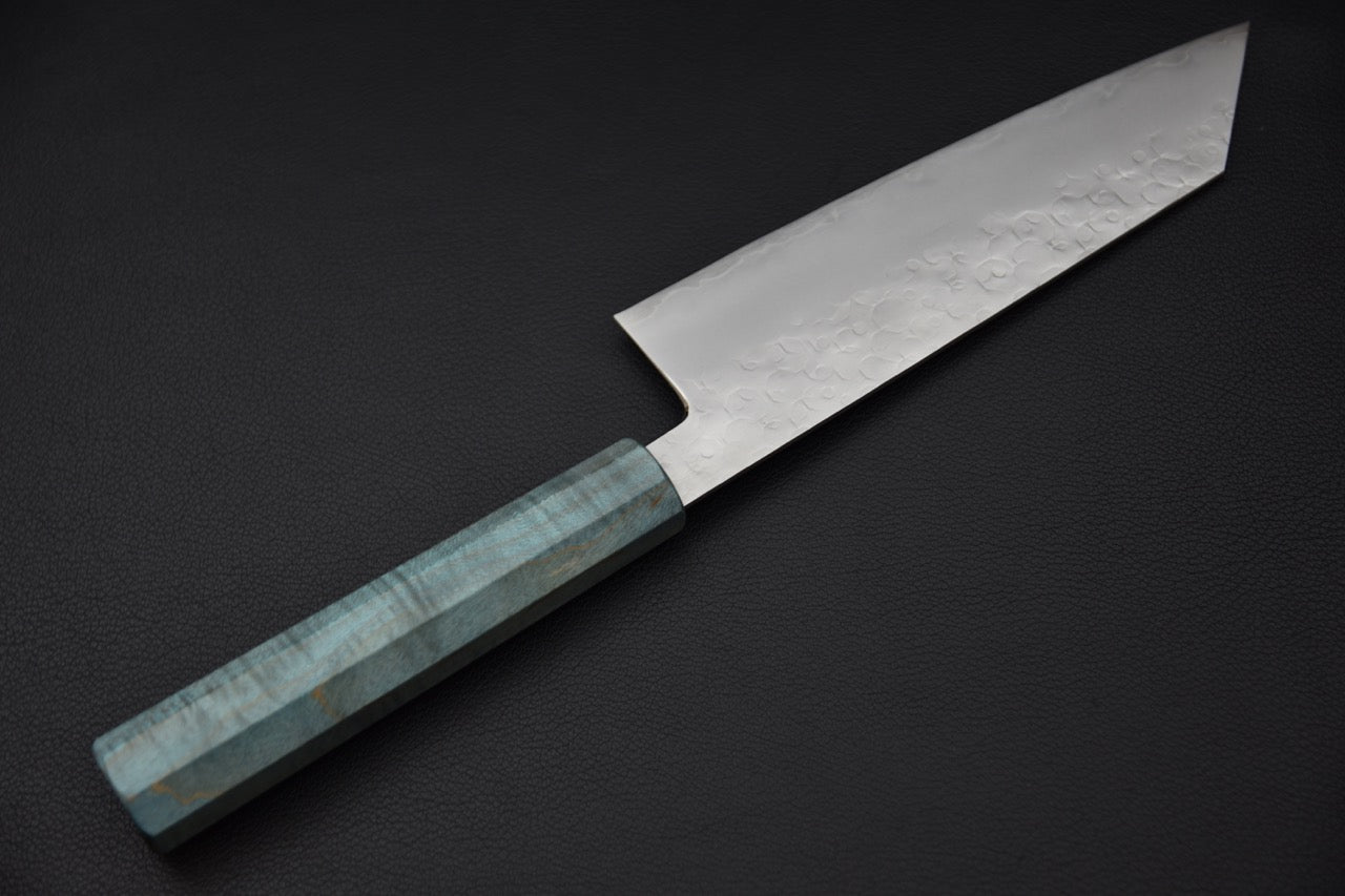 Vue complète d’un couteau japonais Bunka 180mm avec manche bleu moderne et lame brillante.