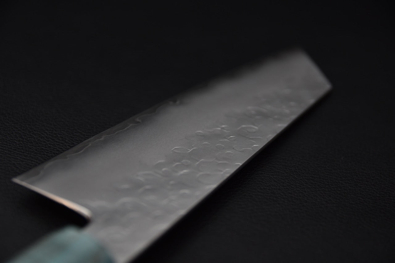 Profil de la lame de couteau japonais Bunka SG2 mettant en valeur le biseau fin et précis.